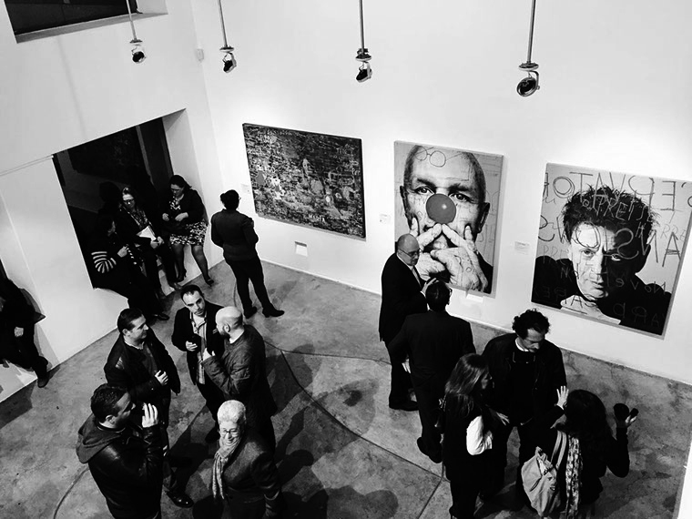 Galería Urbana: Arte, Viniles y Café
